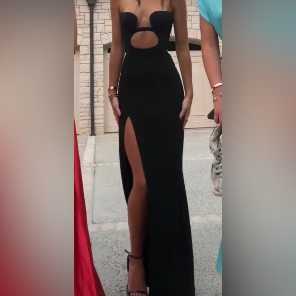 Nensi Dojoka strapless gown